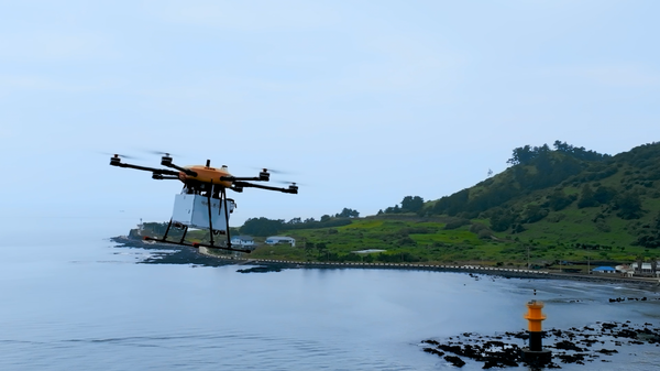 삼성전자 모바일 제품을 실은 드론이 제주시 비양도를 향해 비행하고 있다. ©삼성전자