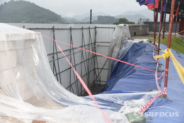 18일 주민들이 부실공사로 인한 인재라고 주장하는 성주읍성의 성곽 일부가 호우로 붕괴돼 있다.사진 / 김진성 기자 