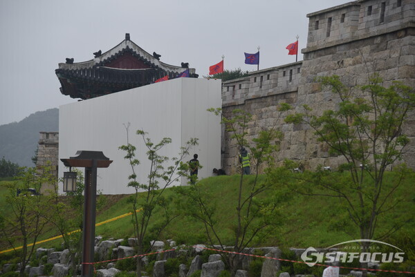 18일 주민들이 부실공사로 인한 인재라고 주장하는 성주읍성의 성곽 일부가 호우로 붕괴되자 인부들이 안전장비도 없이 긴급 가림막 설치 공사를 하고 있다.사진 / 김진성 기자