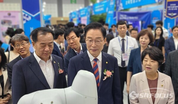 지난 10일(왼쪽부터)박승직 경북도의원, 임종식 경북교육감, 황명강 경북도의원이 ‘2024 경상북도교육청 직업교육박람회’에서 학생들을 응원하고 있다.사진/김영삼 기자