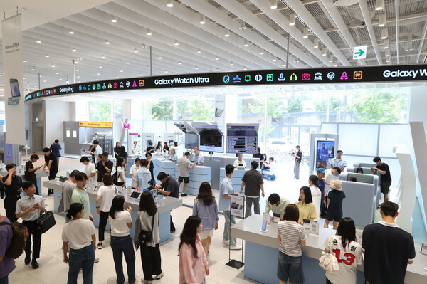 삼성스토어 홍대점에 위치한 갤럭시 스튜디오 체험존. ⓒ삼성전자