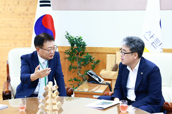 22일 손병복 울진군수(왼쪽)가 정부대전청사에서 임상섭 산림청장에게 울진금강송 군락지의 특별 관리를 요청하고 있다.ⓒ울진군