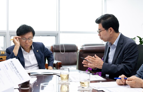 지난 16일 박형수 국회의원(왼쪽)과 김광열 영덕군수(오른쪽)이 내년도 영덕군 현안에 대해 논의하고 있다.ⓒ영덕군