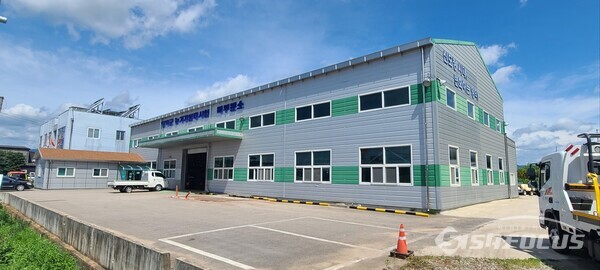 영덕군이 지난 2017년부터 7년간 운영한 ‘농기계임대사업소 북부 분소’가 불법 건축물로 드러났다.사진/엄지원 기자