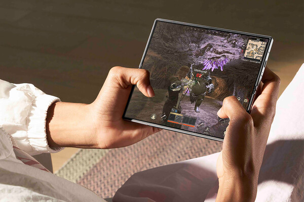 '갤럭시 Z 폴드6'로 '다크앤다커 모바일'을 플레이하는 모습. ⓒ크래프톤