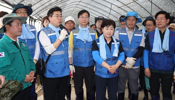 박찬대 더불어민주당 당대표 권한대행 겸 원내대표를 비롯한 민주당 의원들이 23일 충남 부여군 수해지역을 찾아 수해복구 지원활동을 나섰다. 사진 / ⓒ장경태 의원 페이스북