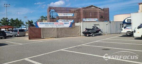 영덕군이 10억 1600만원을 들여 오는 9월 30일 준공 예정인 대진해수욕장 편의시설(화장실, 샤워장) 건립공사 현장(공정률 60%).사진/엄지원 기자