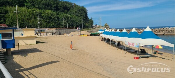 영덕군이 16억 7000만원을 들여 오는 12월 준공 예정인 오보해수욕장 해양레저항 개설사업 공사 현장(공정률 50%).사진/엄지원 기자