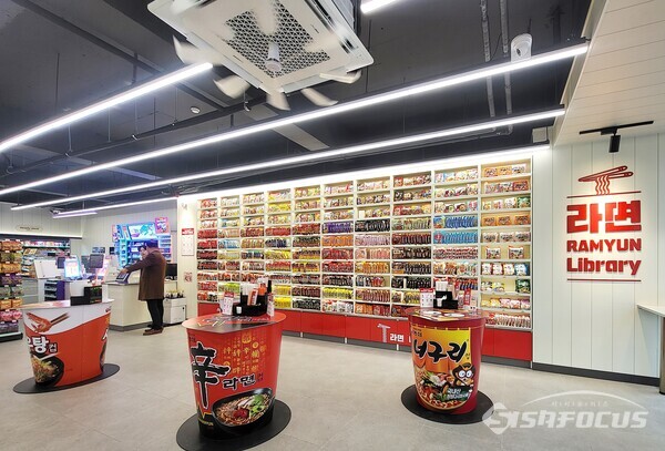 작년 12월 라면 특화형 편의점이 문을 열었다. 스탠딩 시식대는 높이가 낮아 시식하기에 불편하다. (사진 / 강민 기자)