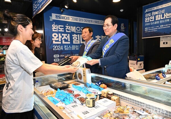 사진은 지난 7월 이랜드 킴스클럽에서 진행된 완도 전복 판촉전. 사진/완도군청 제공