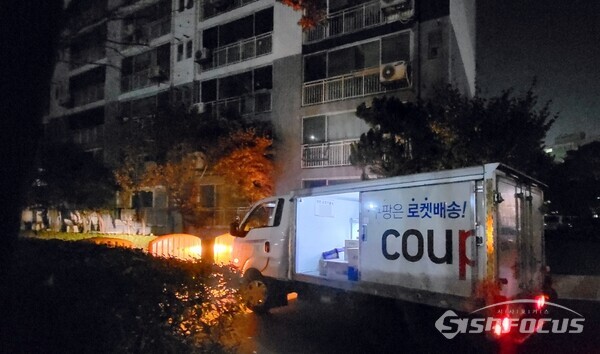 택배노조가 쿠팡에 오는 14일 택배쉬는 날 동참을 강요하고 있는 가운데 명쾌한 답을 제시했다. 야간 배송 중인 쿠팡 (사진 / 강민 기자)