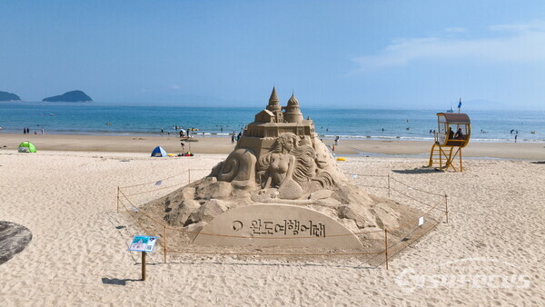 완도군 신지면 명사십리에 조성된 모래조각 작품. 사진/완도군청 제공