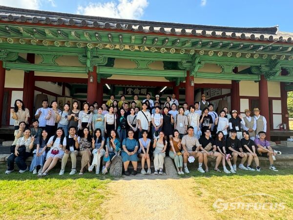 한국 문화체험이 일환으로 방문한 향교에서 캠프 참가 학생들이 기념촬영 하는 모습. 사진/신경주대학교
