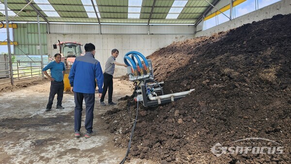 가축분뇨 퇴비화 발효시스템 현장. 사진/해남군청 제공