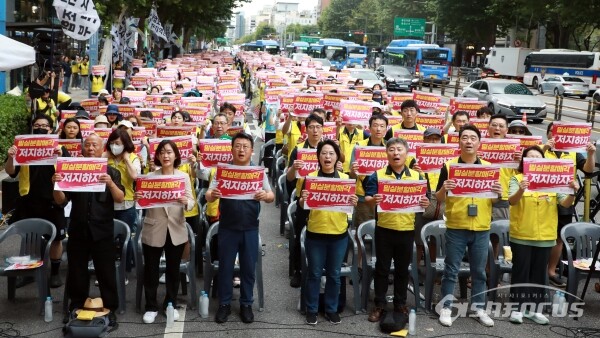 22일 민주노총 서비스연맹 마트산업노조 홈플러스지부가 총궐기대회를 진행하고 있다.(1) [사진 /오훈 기자]