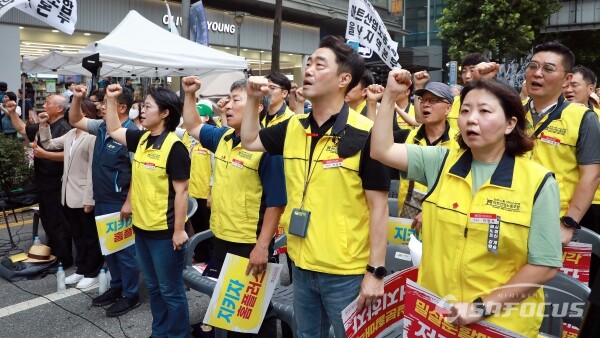 22일 민주노총 서비스연맹 마트산업노조 홈플러스지부가 총궐기대회를 진행하고 있다.(2) [사진 /오훈 기자]