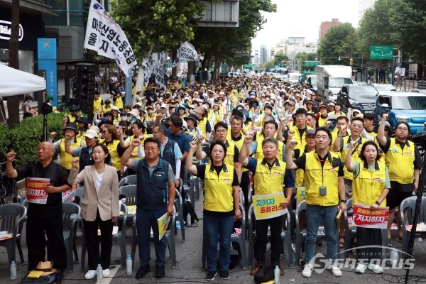 22일 민주노총 서비스연맹 마트산업노조 홈플러스지부가 총궐기대회를 진행하고 있다.(4) [사진 /오훈 기자]