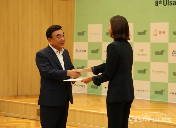 영화제 홍보대사로 위촉된 배우 유이 씨에게 위촉장을 전달하고 있는 김두겸 시장 모습. 사진/김인철 기자