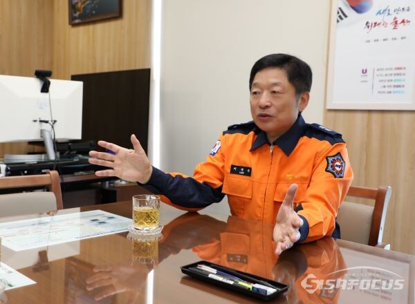 시민들을 재난과 화재에서 안전하게 보호하기 위한 소방본부의 역할에 대해 강조하고 있는 이재순 본부장 모습. 사진/김인철 기자