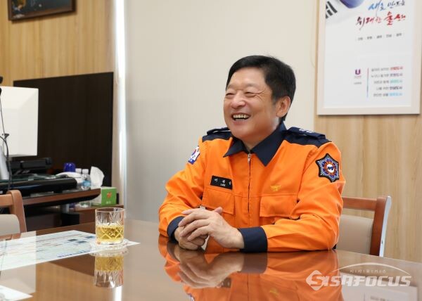 울산광역시 소방본부 이재순 본부장의 환한 웃음이 인상적이다. 사진/김인철 기자