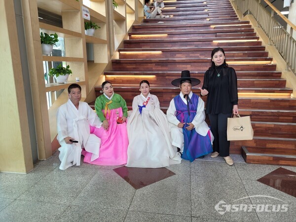 제33회 땅끝 해남 전국 국악경연대회 입상자들(사진 우측 천희심 명창, 노인부 대상 김광석 님, 판소리 명인부 최우수상 고현신 님,  신인부 최우수상을 수상한 박은숙 님. 판소리 김재운 선생. 사진/최영남 기자