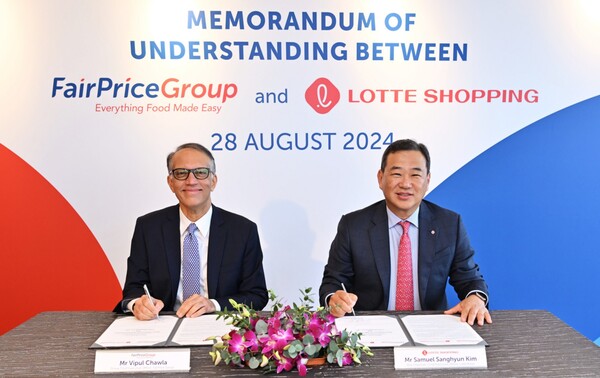김상현 롯데 유통군 총괄대표 부회장(오른쪽), 비풀 차울라(Vipul Chawla) NTUC 페어프라이스 그룹 대표(왼쪽)가 롯데 PB 상품을 공급 및 판매하는 업무 협약을 체결하고 기념사진을 촬영하고 있다.  ⓒ롯데