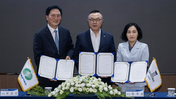 영동 양수발전소 건설공사 계약 체결식에서 박상신 DL이앤씨 대표(왼쪽)와 황주호 한수원 사장(가운데)이 기념 촬영을 하고 있다.  ⓒDL이앤씨