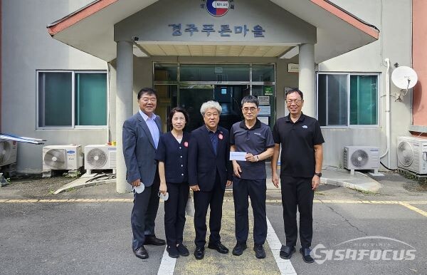 경주푸른마을을 방문해 위문품을 전달하고 기념촬영 하는 경주시 시민복지국 소속 간부들(사진좌측부터 윤철용 과장, 김은향 과장, 김기호 국장) 모습. 사진/경주시