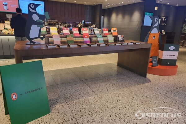 스타벅스코리아가 오는 6일부터 전 매장에서 국내 론칭 25주년 기념 행사로 일정 금액 이상 구매시 모비딕 문고판 을 증정하는 행사를 펭귄랜덤하우스와 협업해 진행한다. (사진 / 강민 기자)