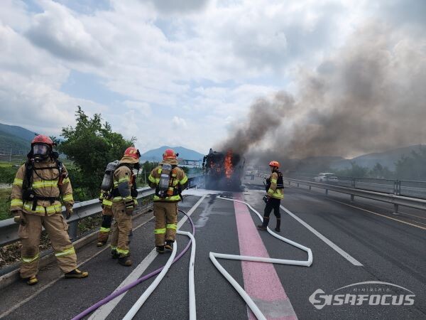 화염에 휩싸인 화물차 모습. 사진/ 이경필(제보자)