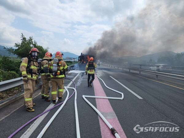 경주소방소 소방관들이 화재 진압을 펄치고 있는 모습. 사진/이경필(제보자)
