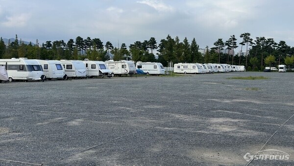 경주시 실내체육관 인근 무료 공영 주차장 내 주차된 차량 30여 대 중 업무용으로 보이는 차량을 제외하곤 카라반과 트레일러가 이곳을 점령하고 있다. 사진 / 김인철 기자