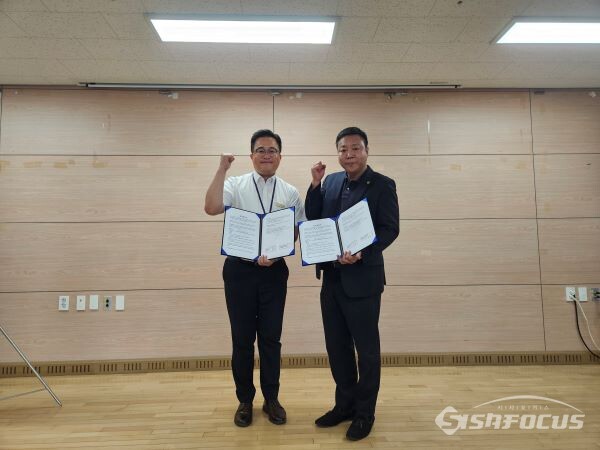 업무협약 후 권로욱 회장(우)과 최재언 LG황성지점장(좌)이 기념촬영 하는 모습. 사진/성동시장상인회