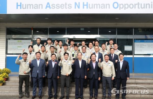 한덕수 국무총리와 한호산업 임직원과 참석자들이 함께 기념촬영 하는 모습. 사진/경주시