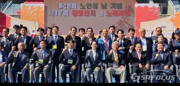 지난 5일 경산시민운동장에서 열린 제28회 노인의날 행사에서 참가자들이 기념촬영을 하고 있다. 사진/장규호 기자