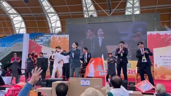 지난 5일 경산시민운동장에서 열린 제17회 경로잔치에서 조지연 의원(가운데 마이크)이 어르신들을 위해 노래를 하고있다. ⓒ 조지연 의원 페이스북 캡처