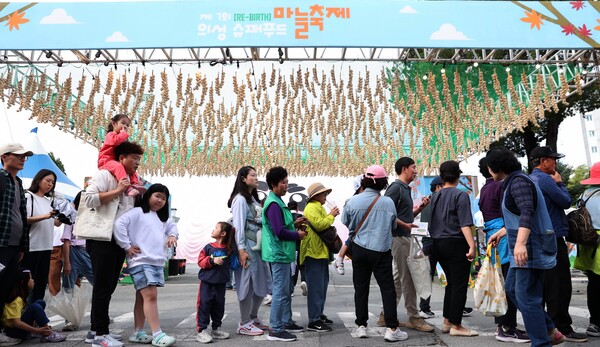 관광객들이 제7회 의성슈퍼푸드마늘축제장에서 프로그램에 참여하기 위해 긴 줄을 서서 기다리고 있다.ⓒ의성군