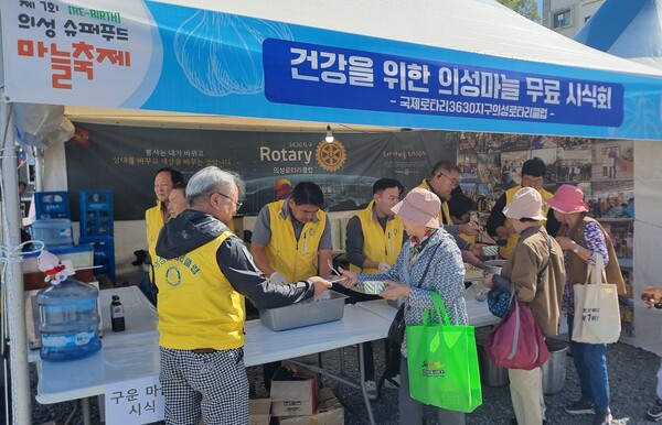 관광객들이 제7회 의성슈퍼푸드마늘축제장에서 마늘 무료 시식을 하고 있다.ⓒ의성군