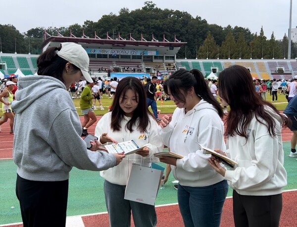 6일 NH농협은행 대학생 봉사단 ‘엔돌핀 경북팀’이 경북 안동에서 열린 ‘2024 안동국제탈춤페스티벌’에서 보이스피싱 예방 캠페인을 하고 있다.ⓒ경북농협