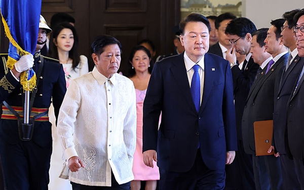 필리핀을 국빈 방문한 윤석열 대통령이 7일(현지시각) 필리핀 말라카냥 궁에서 열린 공식환영식에 페르디난드 마르코스 주니어 필리핀 대통령과 입장하고 있다. ⓒ뉴시스