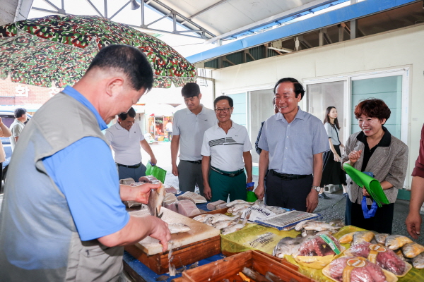 지난 추석 김주수 의성군수가 골목상권 활성화를 위해 전통시장 장보기를 하고 있다.ⓒ의성군