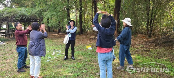 17일 경연에 참가한 숲해설가가 ‘제5회 충북 숲해설 경연대회’ 에서 시연을 하고 있다.사진/김영삼 기자