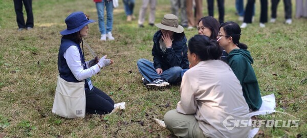 17일 유아숲지도사가 ‘제5회 충북 숲해설 경연대회’ 에서 시연을 하고 있다.사진/김영삼 기자