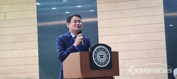 17일 송승호 충청대학교 총장이 ‘제5회 충북 숲해설 경연대회’ 개회식에서 축사를 하고 있다.사진/김영삼 기자