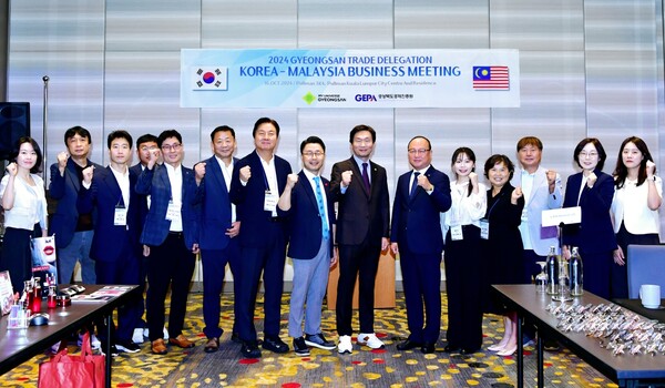 조현일 경산시장(가운데)과 경산시 종합무역사절단들이 말레이시아에서 수출상담회에 앞서 결의를 다지고 있다. ⓒ경산시