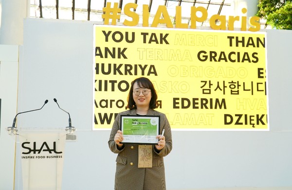 매일유업 MIC(매일이노베이션센터) 최수진 연구소장이 ‘SIAL For Change: CSR’ 경연 시상식에서 기념촬영을 하고 있다. ⓒ매일유업