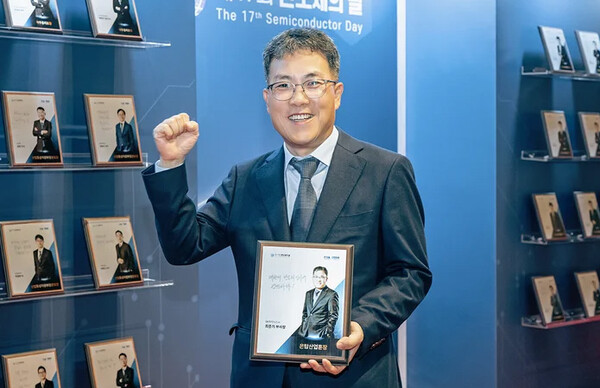 제17회 반도체의 날 기념 정부 포상 시상식에서 은탑산업훈장을 받은 최준기 부사장(이천FAB 담당) / ⓒSK하이닉스