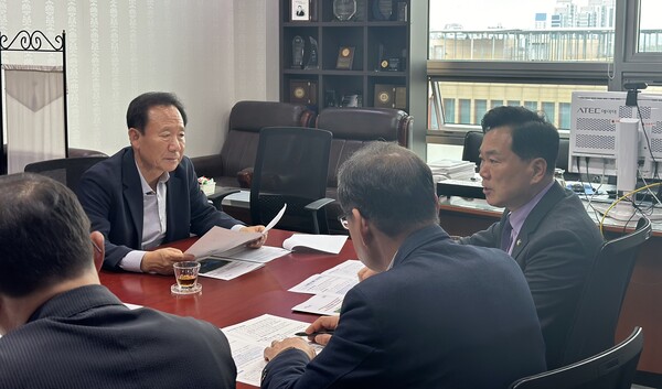 28일 박현국 봉화군수(왼쪽)가 국회 문화체육관광위원회 소속인 김승수 의원실을 방문해 봉화군 역점추진 사업인 K-베트남 밸리 조성사업의 관광 및 콘텐츠 개발 지원을 요청하고 있다.ⓒ봉화군