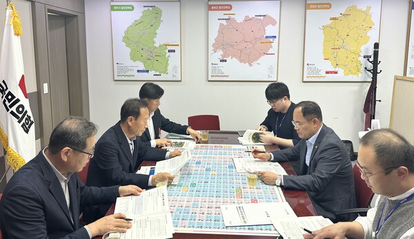 박현국 봉화군수(왼쪽 중앙)가 임종득 의원(오른쪽 중앙)과 2025년 봉화군 핵심사업에 대한 국비확보 방안을 논의하고 있다.ⓒ봉화군