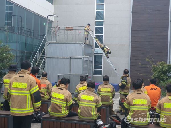 고난도 구출 훈련을 하고 있는 울산소방본부 소방관들 모습. 사진/울산소방본부